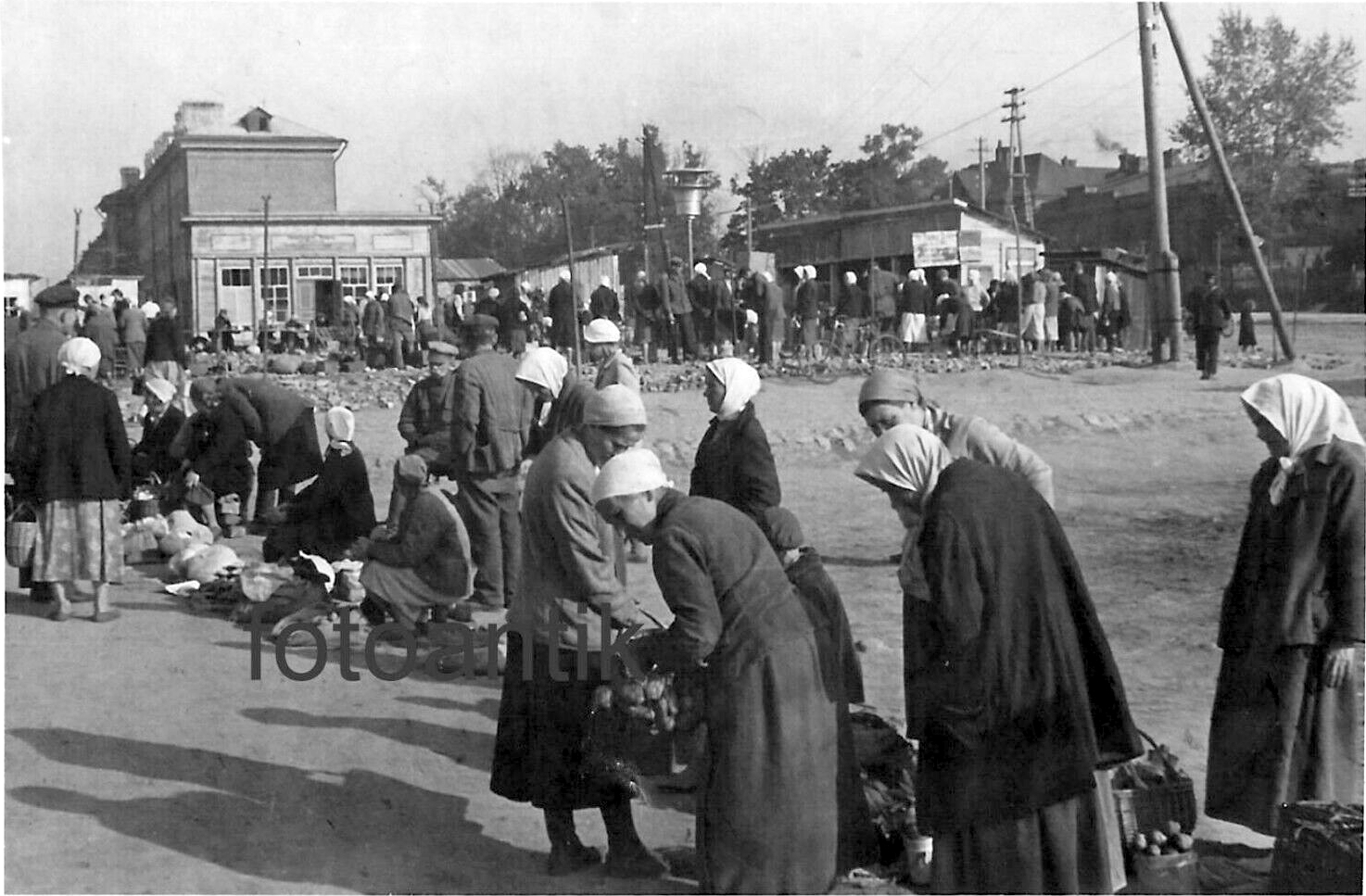 Foto 2 WK Ostfront _ Kampf um Smolensk _ Markt Frau Zivilisten verkaufen Nahrung.jpg