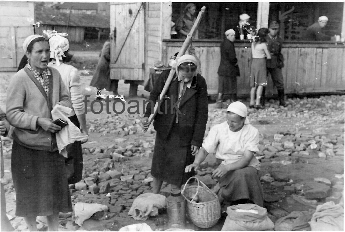 Foto 2 WK Ostfront _ Kampf um Smolensk _ Markt , Soldat mit russischen Mädchen.jpg