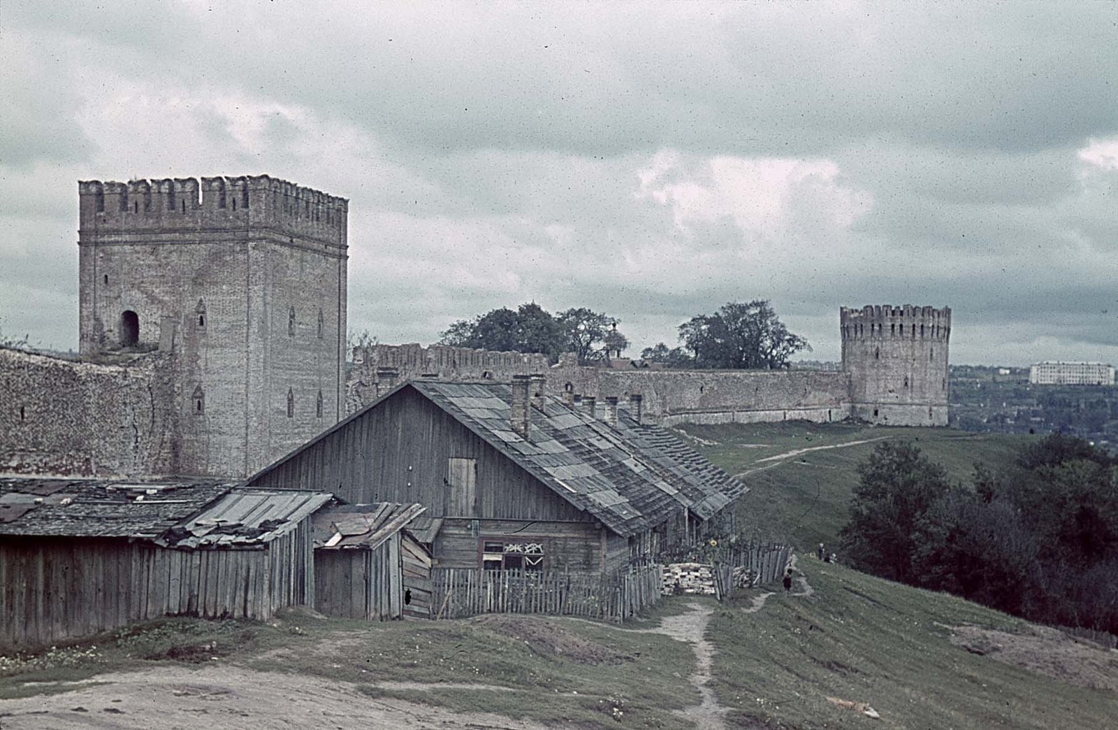 Festungsmauer von Smolensk mit den Orjol- und Abrahamtürmen, September 1941.jpg