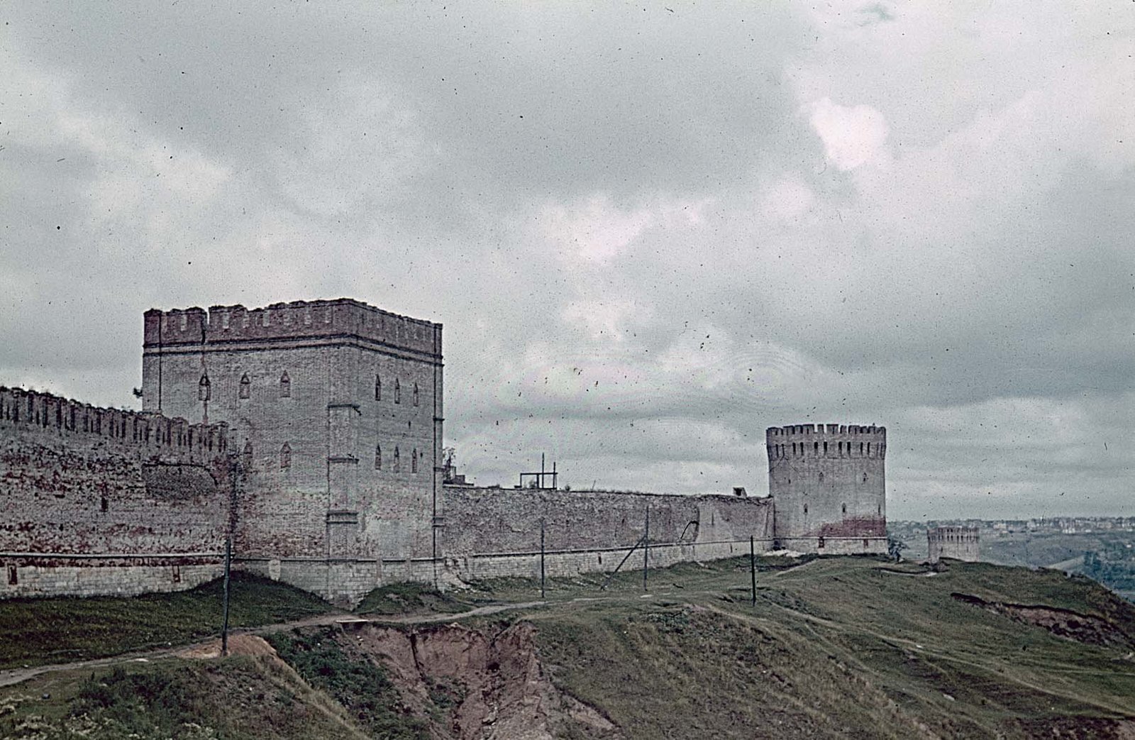 Festungsmauer von Smolensk mit den Orjol- und Abrahamtürmen, September 1941_.jpg