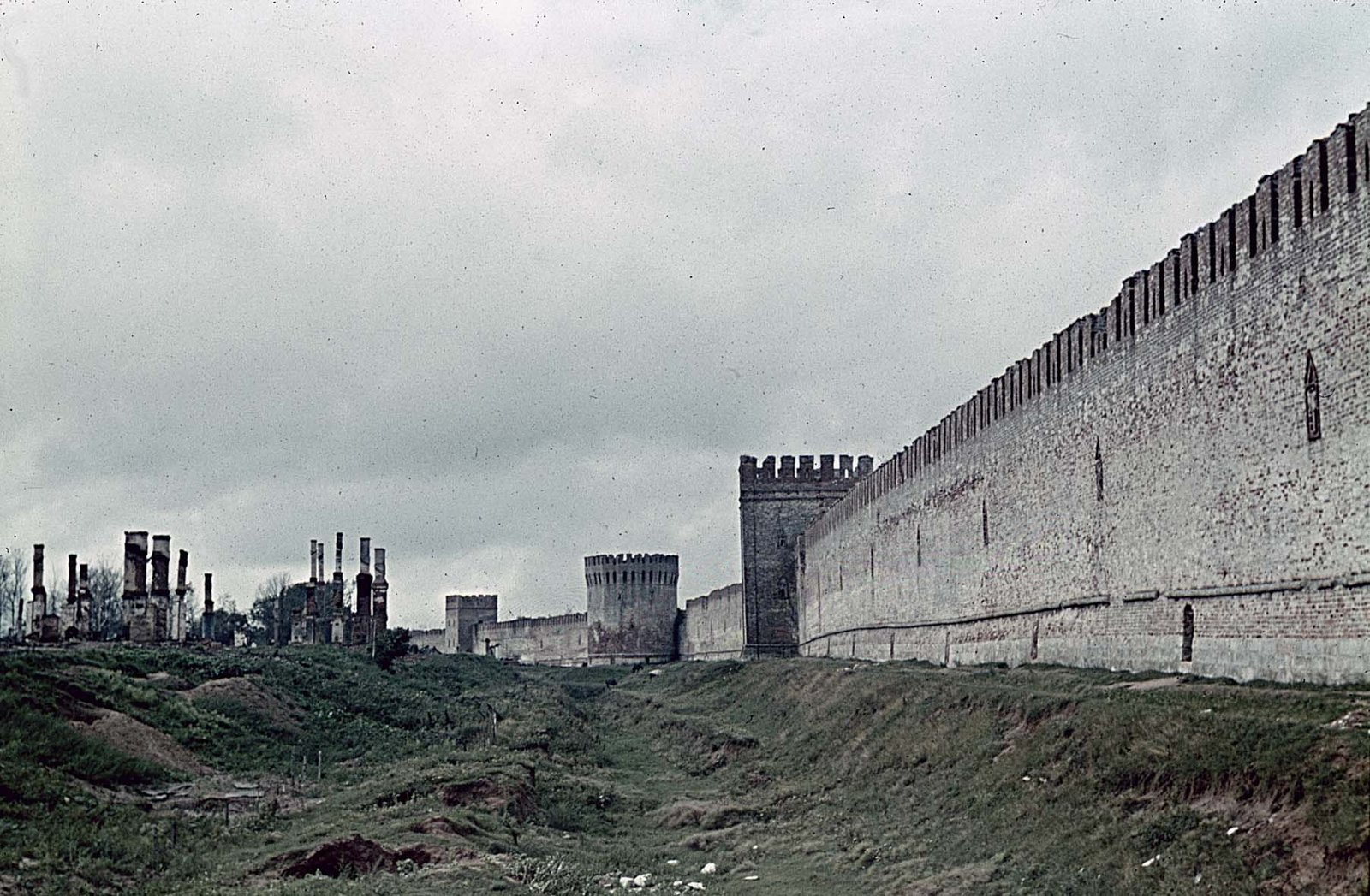 Festungsmauer von Smolensk mit den Orjol- und Abrahamtürmen, September 1941__.jpg