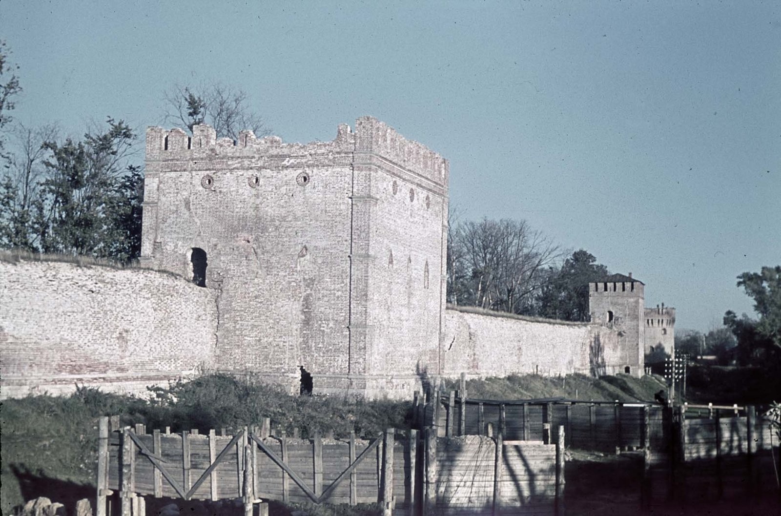 Festungsmauer von Smolensk mit den Orjol- und Abrahamtürmen, September 1941___.jpg