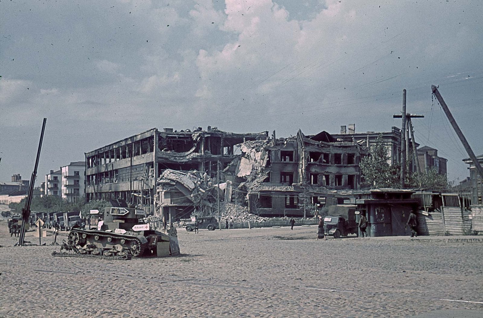Zerstörte Gebäude in Smolensk, August 1941.jpg