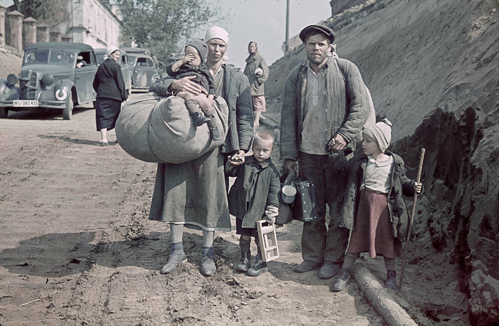 Familie mit ihrem ganzen Besitz in Smolensk, August 1941.jpg