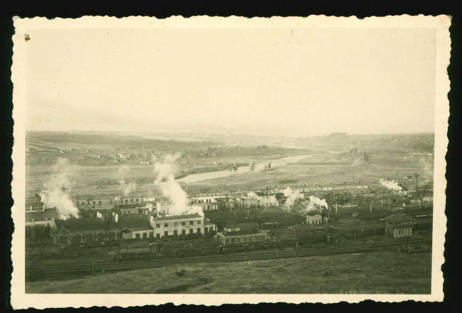 orig. Foto 2. WK um 1942, Blick über das BW BHF Smolensk Ost Смоленск Dampflok.jpg