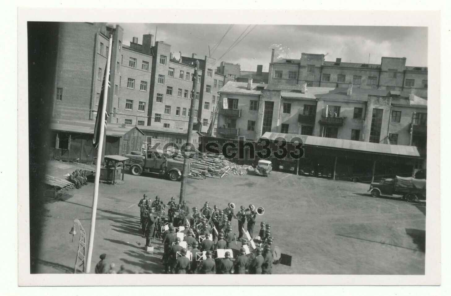 Foto Platzkonzert für Kolonnen Kommandeur in Smolensk ! Rad Schlepper LKW ! 1942.jpg