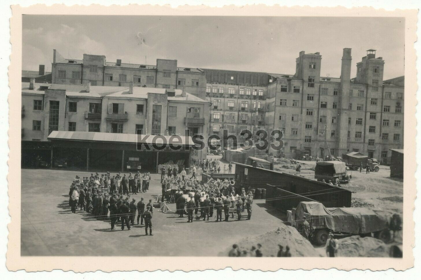 Foto Platzkonzert Musik für den Kolonnen Kommandeur in Smolensk Russland 1942.jpg