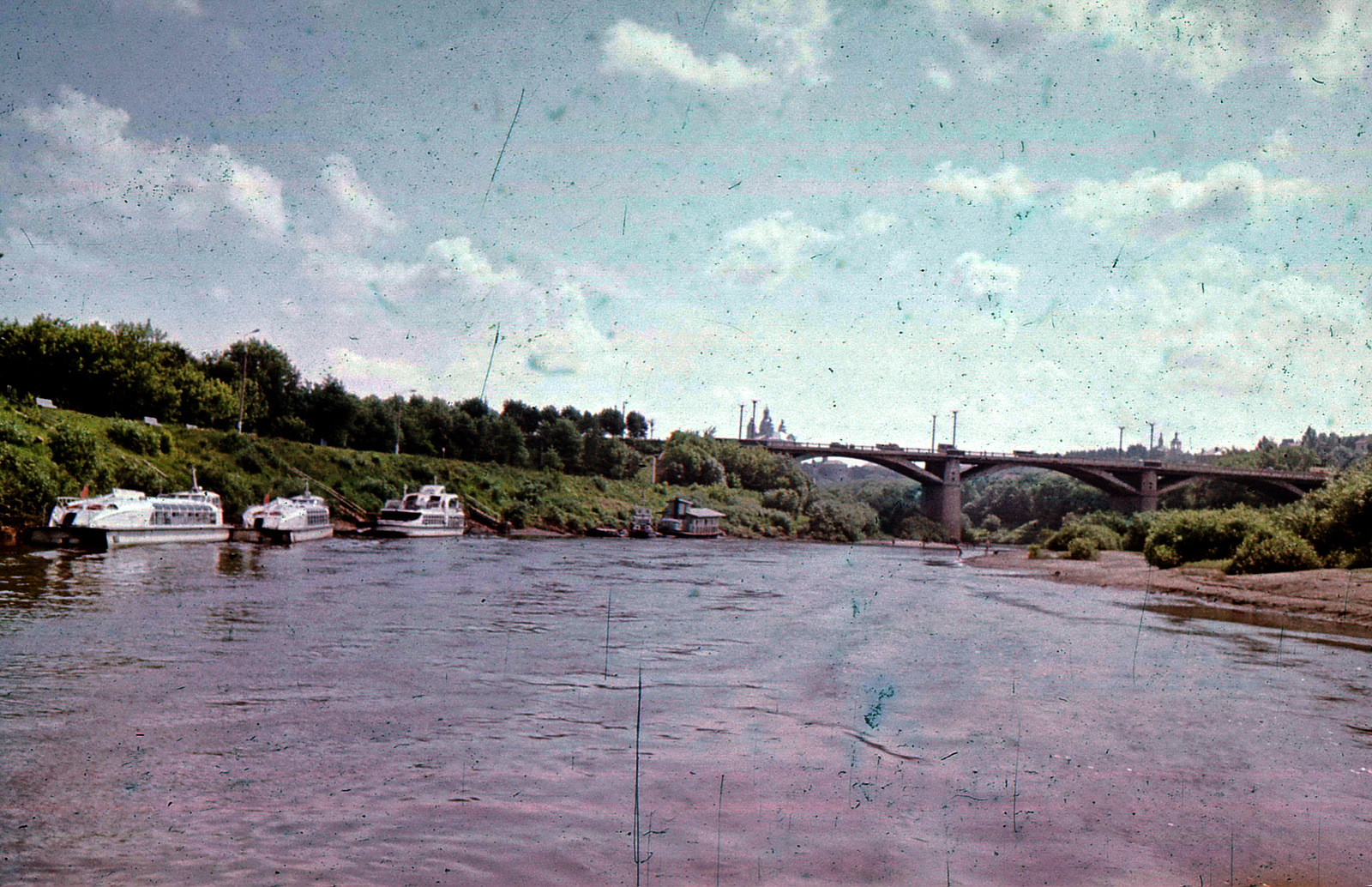 1975-1976 Дзержинский мост и стоянка теплоходов.jpg