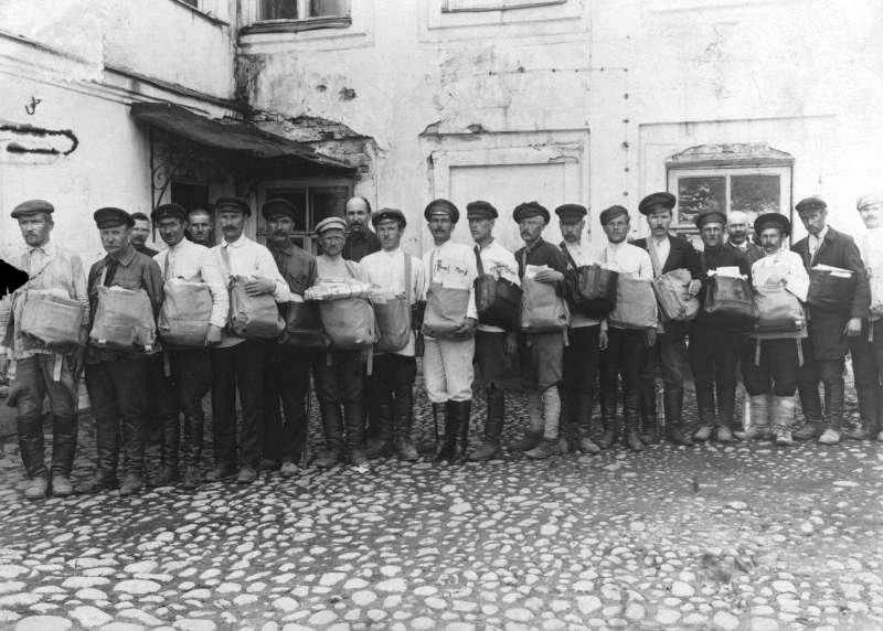 1923 Почтальоны во дворе Смоленской почтовой конторы.jpg