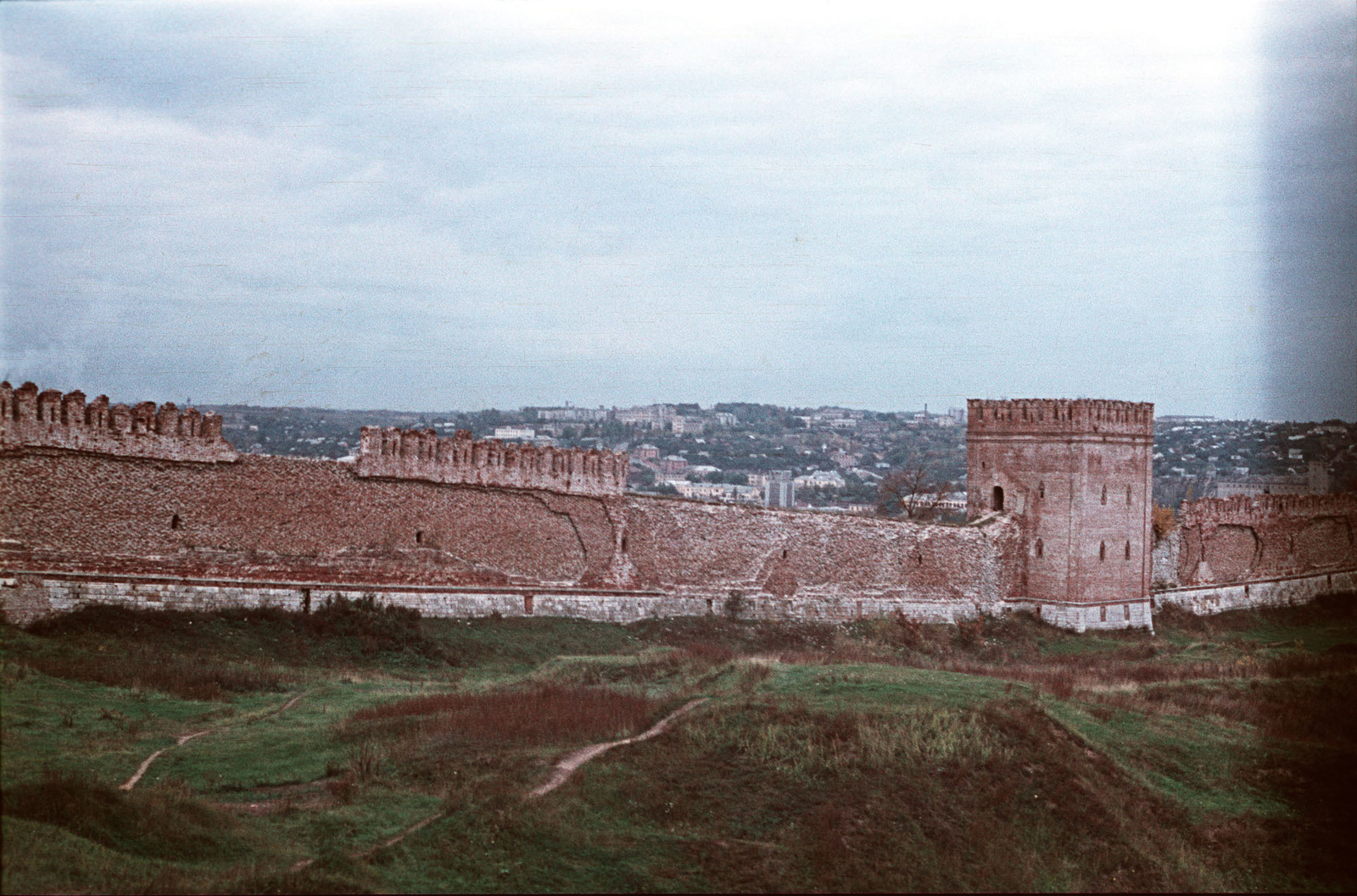 Вид на крепостную стену и башню Позднякова.jpg