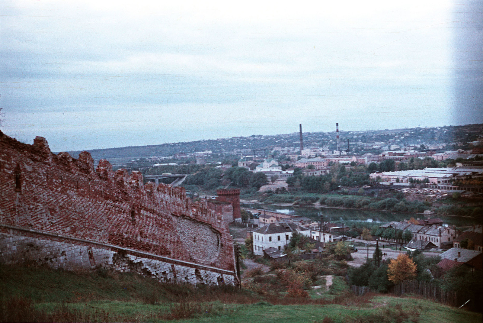 Фрагмент стены и вид на Заднепровье.jpg