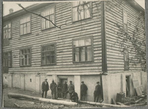 Сборка 2-х этажного деревянного дома для ИТР льнокомбината разобранного на площадке в июне 1934.jpg