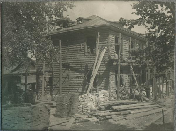 Сборка 2-х этажного деревянного дома для ИТР льнокомбината разобранного на площадке в июне 1934_.jpg