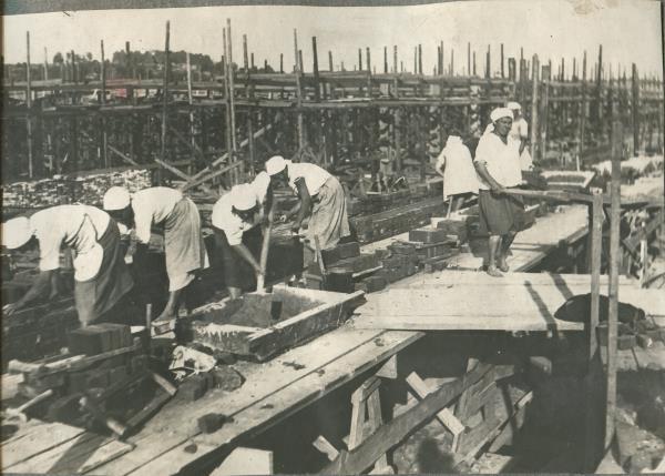 Женская бригада каменщиков на кладке прядильного корпуса льнокомбината.jpg