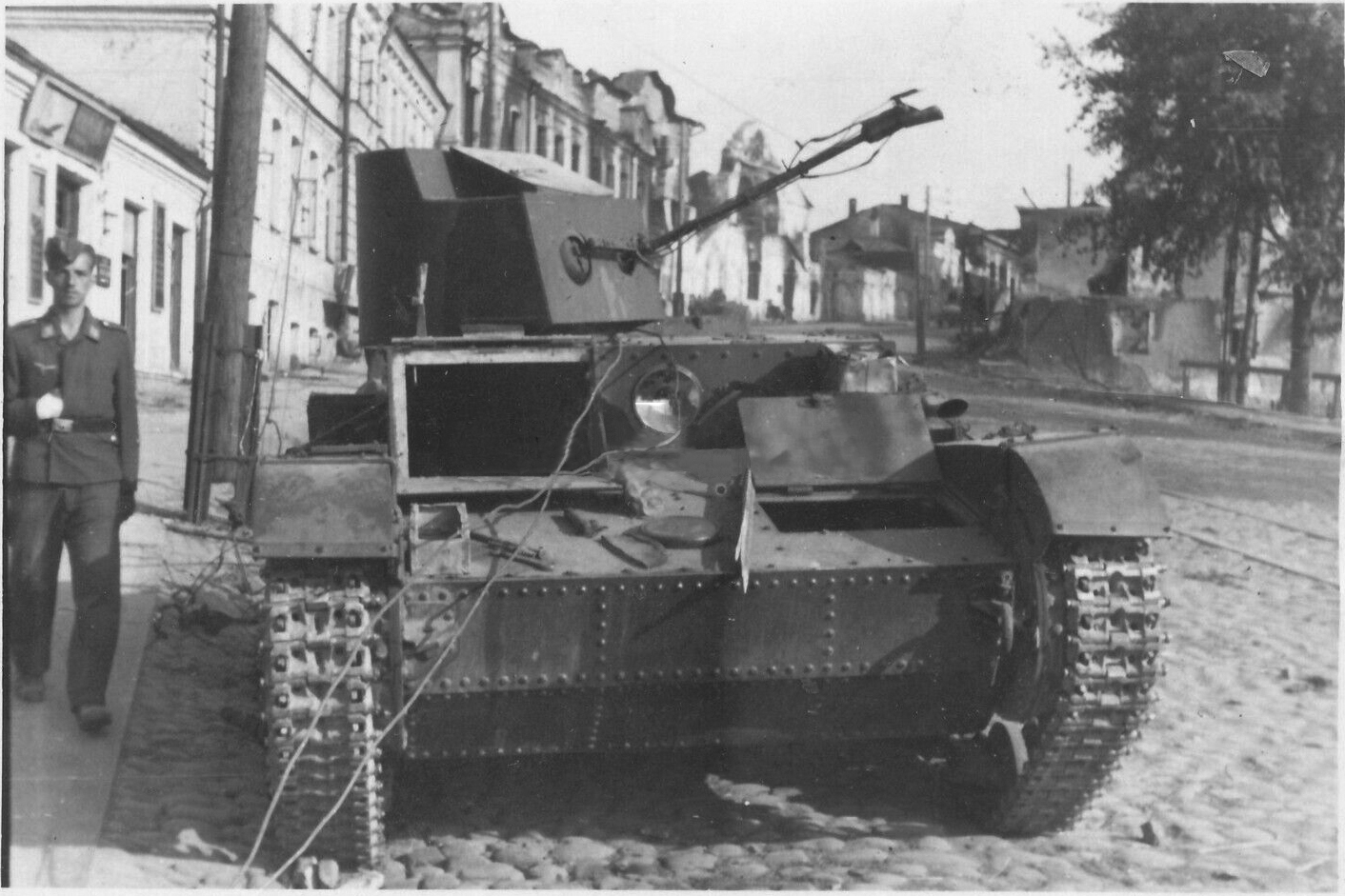 Foto russischer HT-26 Flammenwerfer Panzer in einer Stadt im Osten Beute Tank.jpg