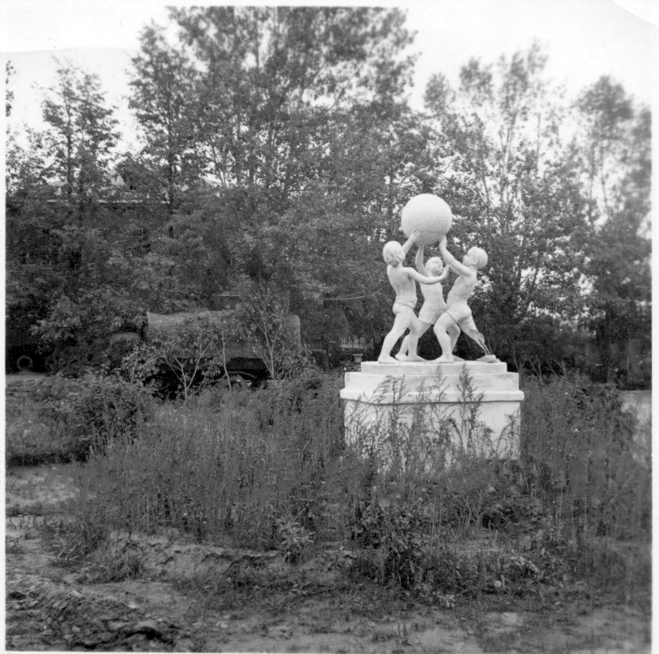 Wehrmacht Russland Smolensk LKW im Kinderheim-Park mit Denkmal Statue.jpg