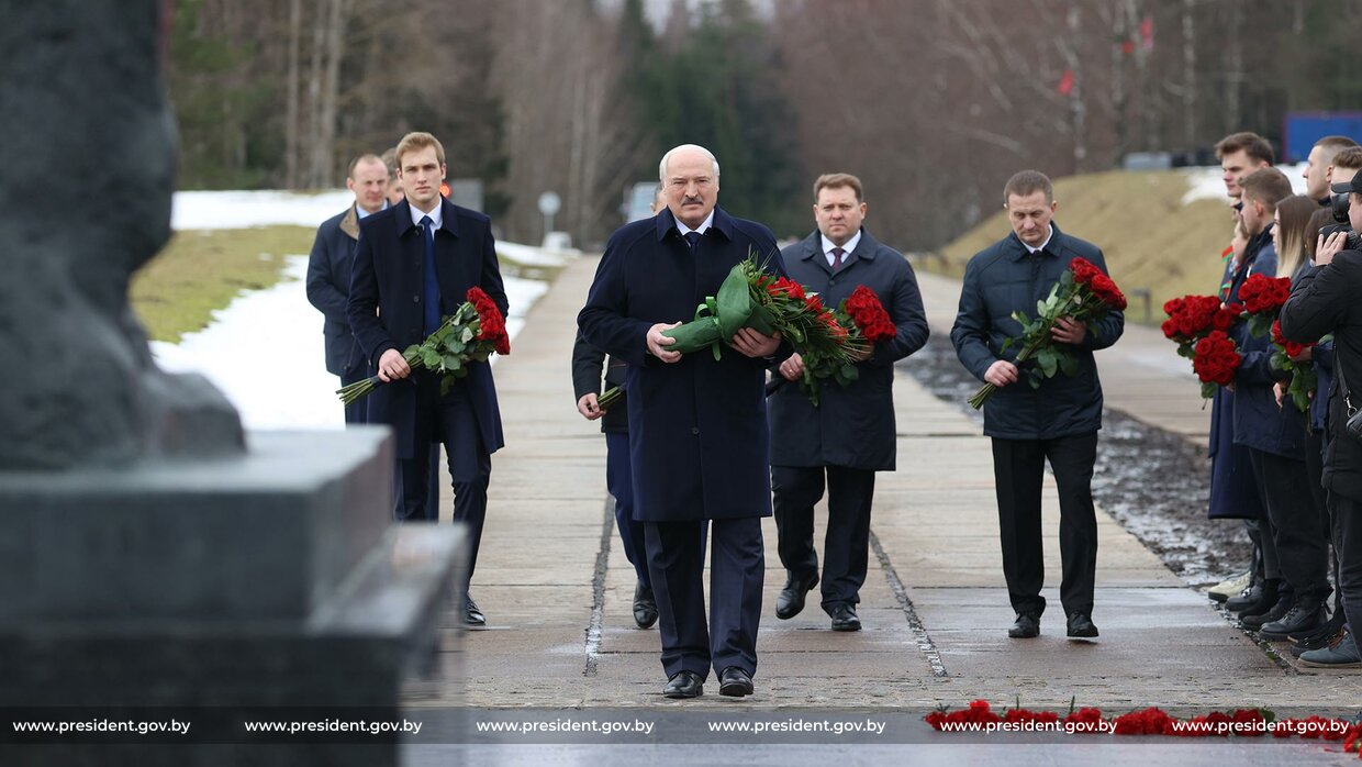 https://president.gov.by/ru/events/uchastie-v-pamyatnom-meropriyatii-po-sluchayu-80-letney-godovshchiny-tragedii-v-hatyni