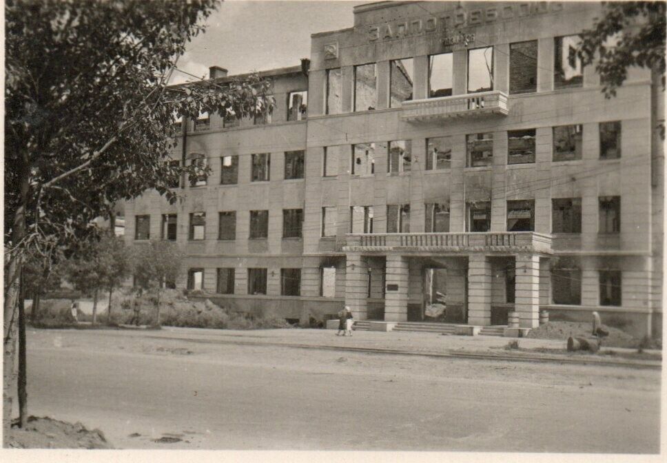 Russland Ostfront Stadt _ Zerstörung Bank Gebäude.jpg