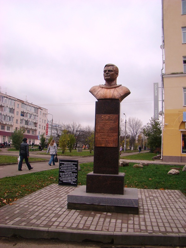 Бюст лётчика-космонавта СССР А. Г. Николаева на пересечении улиц Октябрьской революции и названной в его честь