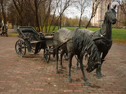 Рядом с лошадьми еще извозчик стоит. Такой же памятник есть в Минске и еще где-то.