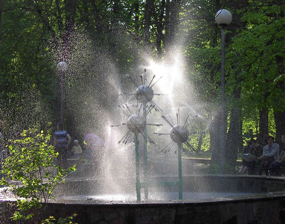 ЦПКиО Лопатинский сад Фонтан  у центрального входа в парк