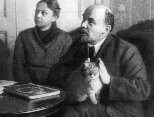 Lenin_Krupskaya_with_cat_Feb1920.jpg
