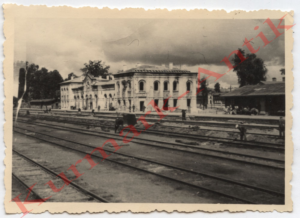 H741 Foto Wehrmacht Soldaten Russland Lettland Bahnhof Rosslawy Eisenbahn Ruine.JPG