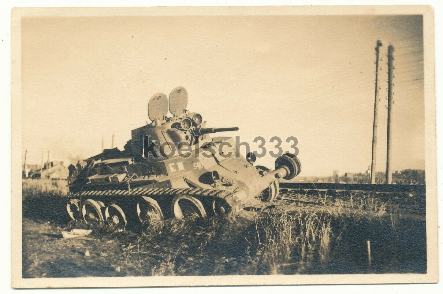 Foto russischer BT Panzer an Eisenbahn Strecke ! Wehrmacht Beute Tank ! Russland.jpg