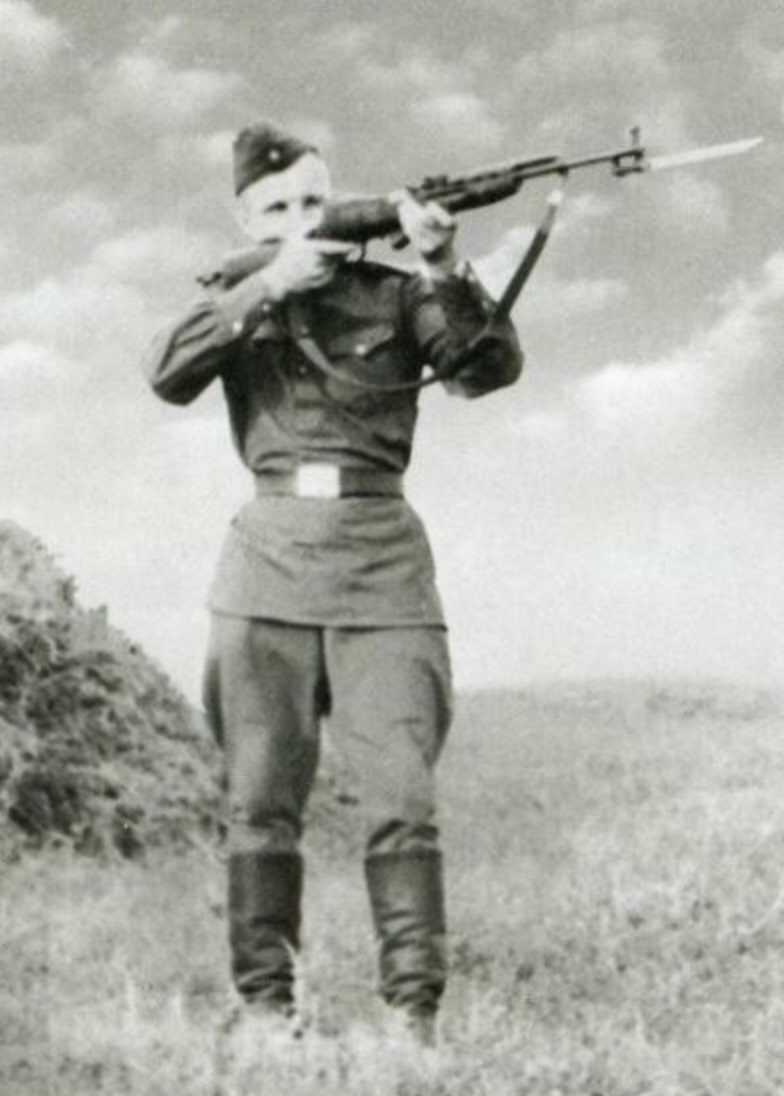 Курсант Гагарин на стрельбище. 1956 г..jpg